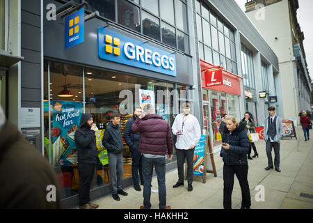 Manchester Greggs bakery shop store 874-6448 tartes gâteaux pasty le dîner à emporter beaucoup de boutiques shopping magasin de détail au détail de l'acheteur détaillant détaillants tr Banque D'Images