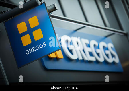 Manchester Greggs bakery shop store 874-6448 tartes gâteaux pasty le dîner à emporter beaucoup de boutiques shopping magasin de détail au détail de l'acheteur détaillant détaillants tr Banque D'Images