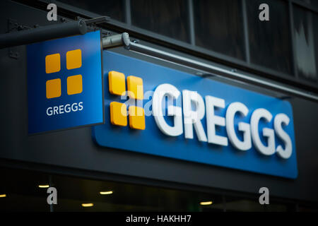 Manchester Greggs bakery shop store 874-6448 tartes gâteaux pasty le dîner à emporter beaucoup de boutiques shopping magasin de détail au détail de l'acheteur détaillant détaillants tr Banque D'Images