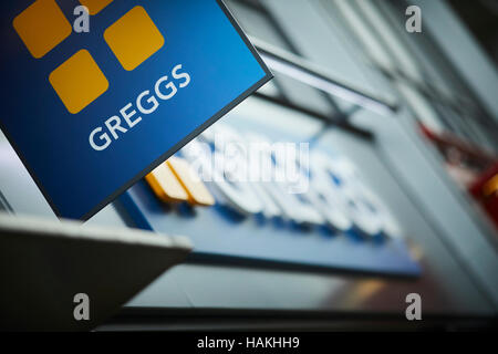 Manchester Greggs bakery shop store 874-6448 tartes gâteaux pasty le dîner à emporter beaucoup de boutiques shopping magasin de détail au détail de l'acheteur détaillant détaillants tr Banque D'Images