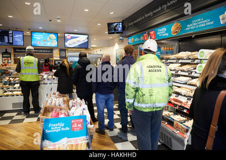 Manchester Greggs bakery shop store intérieur 874-6448 tartes gâteaux pasty le dîner à emporter beaucoup de boutiques shopping magasin de détail au détail de l'acheteur détaillant ret Banque D'Images