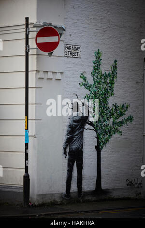 Quartier Nord de Manchester Street art stencil levier 4Rs Salford-manchester street art murale graffiti hoody arbre rue Faraday pas d'entrée Banque D'Images