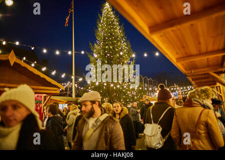 Marchés de Noël allemand Chester Town Hall de l'arbre de Noël de Noël extérieures saisonnières de fête les étals de marché marché commerçant vendeur cadeaux bazar commerçants ind Banque D'Images