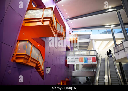 Salford Quays de l'intérieur du théâtre Lowry public du Musée espace d'exposition d'art exposant des œuvres d'art affichées espace escalato peintures pièces Banque D'Images