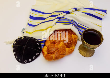 Les bougies du Chabbat dans verre juive de châle de prière Sabbat tallit et Shofar symbole religieux juif Banque D'Images