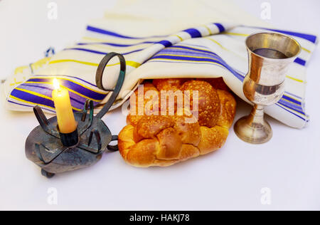 Les bougies du Chabbat dans verre juive de châle de prière Sabbat tallit et Shofar symbole religieux juif Banque D'Images