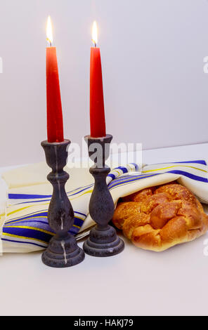 Les bougies du Chabbat dans verre juive de châle de prière Sabbat tallit et Shofar symbole religieux juif Banque D'Images