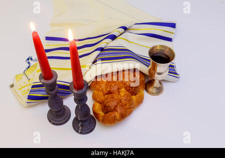 Les bougies du Chabbat dans verre juive de châle de prière Sabbat tallit et Shofar symbole religieux juif Banque D'Images