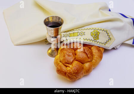 Les bougies du Chabbat dans verre juive de châle de prière Sabbat tallit et Shofar symbole religieux juif Banque D'Images