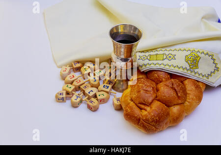 Les bougies du Chabbat dans verre juive de châle de prière Sabbat tallit et Shofar symbole religieux juif Banque D'Images