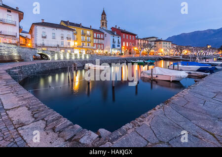 Le petit port d'Ascona en face du Lac Majeur, dans le Canton du Tessin, Suisse. Banque D'Images