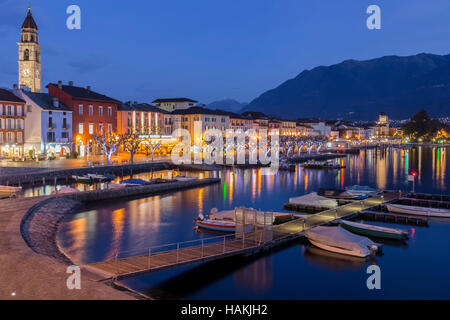 Le petit port d'Ascona en face du Lac Majeur, dans le Canton du Tessin, Suisse. Banque D'Images