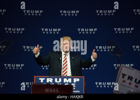 Candidat présidentiel républicain Donald Trump le pouce jusqu'à une foule de supporters. Banque D'Images