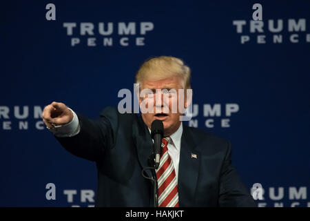 Candidat présidentiel républicain Donald Trump pointant dans la foule. Banque D'Images