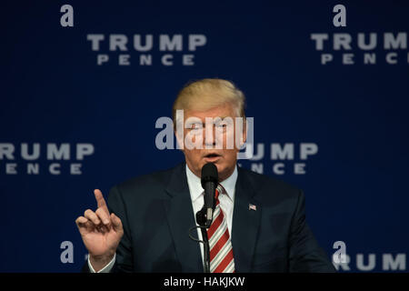 Candidat présidentiel républicain Donald Trump gesticulant sur scène lors de son discours de campagne électorale. Banque D'Images