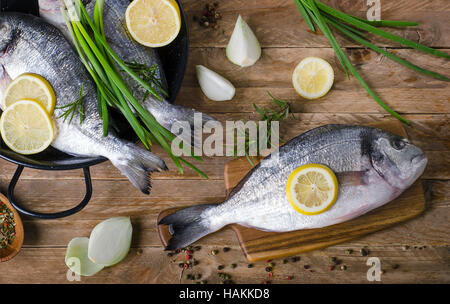 Poissons crus frais de fines herbes, d'épices et de légumes sur une table en bois. Concept de saine alimentation. Vue d'en haut Banque D'Images