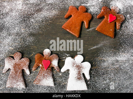 Les anges d'épices de Noël sur un fond de bois rustique. Mise à plat Banque D'Images
