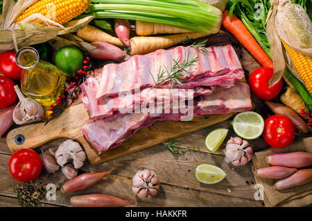 Côtes de boeuf et légumes sur fond de bois. Vue de dessus Banque D'Images