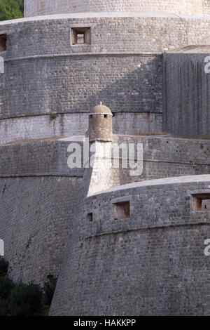 Murs de Dubrovnik avec Minceta tour à Dubrovnik, Croatie le 30 novembre 2015. Banque D'Images