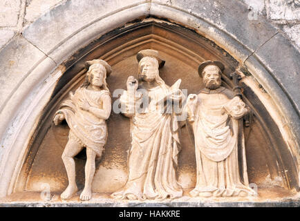 Jésus Christ, Saint Jean Baptiste et Saint Nicolas avec un bâton, portail de l'église Saint Luc à Dubrovnik, Croatie Banque D'Images