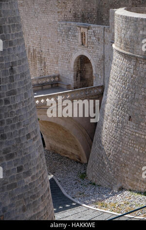 La porte PLOCE une des portes de la vieille ville fortifiée de Dubrovnik, Croatie le 30 novembre 2015. Banque D'Images