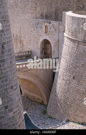 La porte PLOCE une des portes de la vieille ville fortifiée de Dubrovnik, Croatie le 30 novembre 2015. Banque D'Images