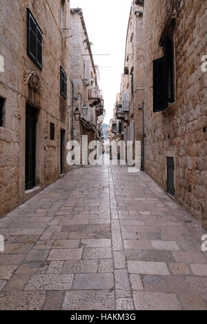 Rue étroite à l'intérieur de la vieille ville de Dubrovnik, Croatie Banque D'Images