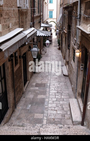 Rue étroite à l'intérieur de la vieille ville de Dubrovnik, Croatie Banque D'Images