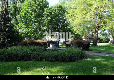 Fontaine avec une sculpture Élégie de la célèbre sculpteur croate Ivana franges sur Rokov perivoj à Zagreb, Croatie Banque D'Images