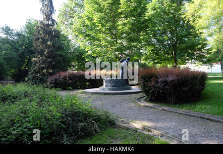 Fontaine avec une sculpture Élégie de la célèbre sculpteur croate Ivana franges sur Rokov perivoj à Zagreb, Croatie Banque D'Images