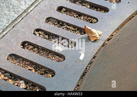 Couvercle de trou d'metal, vidange carrée rustique dans la rue, d'égout ou d'acier grill . Banque D'Images