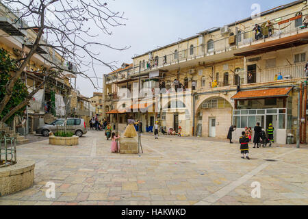 Jérusalem, Israël - 25 mars 2016 : scène de rue de la fête juive de Pourim, avec les habitants, certains portant des costumes, dans Batei Ungarin, les ultra-orthodoxes Banque D'Images