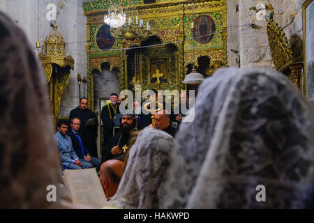 Jérusalem, Israël - Apr 28, 2016 : Cérémonie de lavage des pieds, dans l'église Saint-Marc, orthodoxe syrienne, avec le patriarche et les membres de la communauté. Ort Banque D'Images