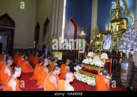 Bangkok, Thaïlande. 06Th Dec 2016. Les moines bouddhistes thaïlandais offrent la prière devant le portrait de la Thaïlande nouveau Roi Maha Vajiralongkorn Bodindradebayavarangku à Wat Benchamabophit (Temple de marbre) ont été theThailand a un nouveau roi, avec le prince du pays de prendre officiellement le trône pour succéder à son défunt père vénéré, qui régna pendant 70 ans. Credit : Vichan Poti/Pacific Press/Alamy Live News Banque D'Images