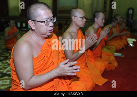 Bangkok, Thaïlande. 06Th Dec 2016. Les moines bouddhistes thaïlandais offrent la prière devant le portrait de la Thaïlande nouveau Roi Maha Vajiralongkorn Bodindradebayavarangku à Wat Benchamabophit (Temple de marbre) ont été theThailand a un nouveau roi, avec le prince du pays de prendre officiellement le trône pour succéder à son défunt père vénéré, qui régna pendant 70 ans. Credit : Vichan Poti/Pacific Press/Alamy Live News Banque D'Images