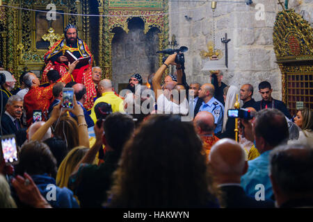 Jérusalem, Israël - Apr 28, 2016 : Cérémonie de lavage des pieds, dans l'église Saint-Marc, orthodoxe syrienne, avec le patriarche et les membres de la communauté. Ort Banque D'Images