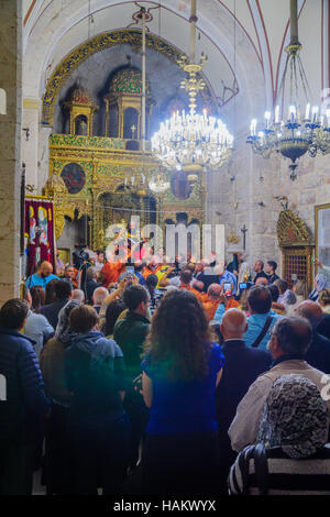 Jérusalem, Israël - Apr 28, 2016 : Cérémonie de lavage des pieds, dans l'église Saint-Marc, orthodoxe syrienne, avec le patriarche et les membres de la communauté. Ort Banque D'Images