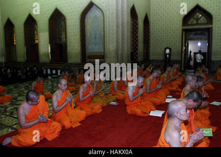 Bangkok, Thaïlande. 06Th Dec 2016. Les moines bouddhistes thaïlandais offrent la prière devant le portrait de la Thaïlande nouveau Roi Maha Vajiralongkorn Bodindradebayavarangku à Wat Benchamabophit (Temple de marbre) étaient les La Thaïlande a un nouveau roi, avec le prince du pays de prendre officiellement le trône pour succéder à son défunt père vénéré, qui régna pendant 70 ans, le Crédit : Vichan Poti/Pacific Press/Alamy Live News Banque D'Images