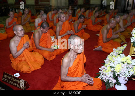 Bangkok, Thaïlande. 06Th Dec 2016. Les moines bouddhistes thaïlandais offrent la prière devant le portrait de la Thaïlande nouveau Roi Maha Vajiralongkorn Bodindradebayavarangku à Wat Benchamabophit (Temple de marbre) étaient les La Thaïlande a un nouveau roi, avec le prince du pays de prendre officiellement le trône pour succéder à son défunt père vénéré, qui régna pendant 70 ans, le Crédit : Vichan Poti/Pacific Press/Alamy Live News Banque D'Images