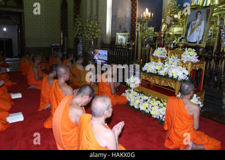 Bangkok, Thaïlande. 06Th Dec 2016. Les moines bouddhistes thaïlandais offrent la prière devant le portrait de la Thaïlande nouveau Roi Maha Vajiralongkorn Bodindradebayavarangku à Wat Benchamabophit (Temple de marbre) étaient les La Thaïlande a un nouveau roi, avec le prince du pays de prendre officiellement le trône pour succéder à son défunt père vénéré, qui régna pendant 70 ans, le Crédit : Vichan Poti/Pacific Press/Alamy Live News Banque D'Images