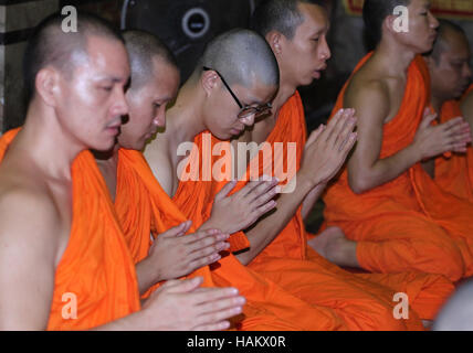 Bangkok, Thaïlande. 06Th Dec 2016. Les moines bouddhistes thaïlandais offrent la prière devant le portrait de la Thaïlande nouveau Roi Maha Vajiralongkorn Bodindradebayavarangku à Wat Benchamabophit (Temple de marbre) étaient les La Thaïlande a un nouveau roi, avec le prince du pays de prendre officiellement le trône pour succéder à son défunt père vénéré, qui régna pendant 70 ans, le Crédit : Vichan Poti/Pacific Press/Alamy Live News Banque D'Images