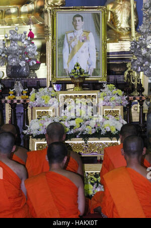 Bangkok, Thaïlande. 06Th Dec 2016. Les moines bouddhistes thaïlandais offrent la prière devant le portrait de la Thaïlande nouveau Roi Maha Vajiralongkorn Bodindradebayavarangku à Wat Benchamabophit (Temple de marbre) étaient les La Thaïlande a un nouveau roi, avec le prince du pays de prendre officiellement le trône pour succéder à son défunt père vénéré, qui régna pendant 70 ans, le Crédit : Vichan Poti/Pacific Press/Alamy Live News Banque D'Images