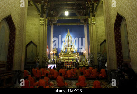 Bangkok, Thaïlande. 06Th Dec 2016. Les moines bouddhistes thaïlandais offrent la prière devant le portrait de la Thaïlande nouveau Roi Maha Vajiralongkorn Bodindradebayavarangku à Wat Benchamabophit (Temple de marbre) étaient les La Thaïlande a un nouveau roi, avec le prince du pays de prendre officiellement le trône pour succéder à son défunt père vénéré, qui régna pendant 70 ans, le Crédit : Vichan Poti/Pacific Press/Alamy Live News Banque D'Images