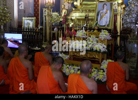 Bangkok, Thaïlande. 06Th Dec 2016. Les moines bouddhistes thaïlandais offrent la prière devant le portrait de la Thaïlande nouveau Roi Maha Vajiralongkorn Bodindradebayavarangku à Wat Benchamabophit (Temple de marbre) étaient les La Thaïlande a un nouveau roi, avec le prince du pays de prendre officiellement le trône pour succéder à son défunt père vénéré, qui régna pendant 70 ans, le Crédit : Vichan Poti/Pacific Press/Alamy Live News Banque D'Images