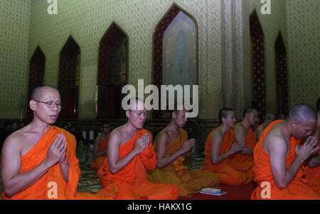 Bangkok, Thaïlande. 06Th Dec 2016. Les moines bouddhistes thaïlandais offrent la prière devant le portrait de la Thaïlande nouveau Roi Maha Vajiralongkorn Bodindradebayavarangku à Wat Benchamabophit (Temple de marbre) étaient les La Thaïlande a un nouveau roi, avec le prince du pays de prendre officiellement le trône pour succéder à son défunt père vénéré, qui régna pendant 70 ans, le Crédit : Vichan Poti/Pacific Press/Alamy Live News Banque D'Images