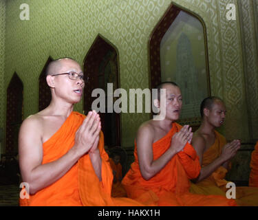 Bangkok, Thaïlande. 06Th Dec 2016. Les moines bouddhistes thaïlandais offrent la prière devant le portrait de la Thaïlande nouveau Roi Maha Vajiralongkorn Bodindradebayavarangku à Wat Benchamabophit (Temple de marbre) étaient les La Thaïlande a un nouveau roi, avec le prince du pays de prendre officiellement le trône pour succéder à son défunt père vénéré, qui régna pendant 70 ans, le Crédit : Vichan Poti/Pacific Press/Alamy Live News Banque D'Images