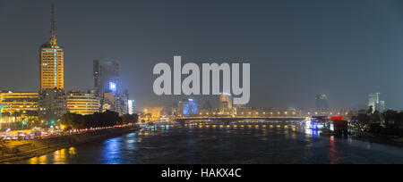 Vue panoramique vue de nuit centre du Caire, le Nil et l'île de Zamalek, au loin le 6 octobre et le gratte-ciel. Banque D'Images