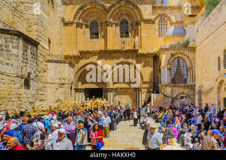 Jérusalem, Israël - 29 avril 2016 : Vendredi Saint Orthodoxe une scène dans la cour de l'église du Saint-Sépulcre, avec les pèlerins en attente à l'Entran Banque D'Images