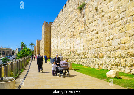 Jérusalem, Israël - 29 avril 2016 : Les Juifs ultra-orthodoxes et les autres visiteurs, près de la porte de Jaffa, une partie des murs de la vieille ville, à Jérusalem, Israël Banque D'Images