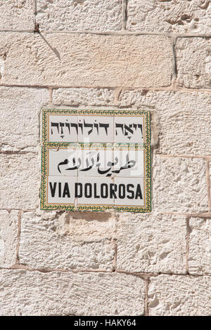 Plaque de rue - Via Dolorosa - dans la vieille ville de Jérusalem, Israël Banque D'Images